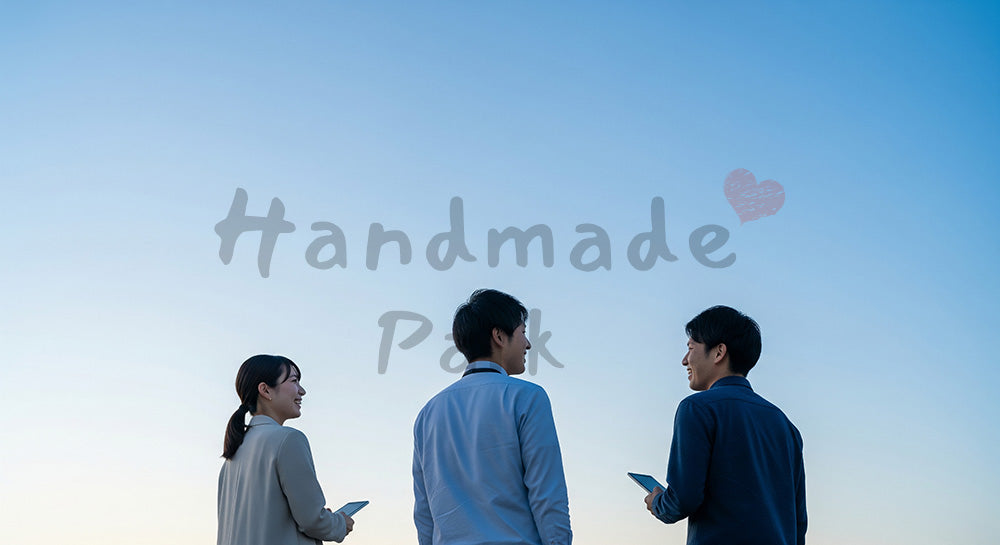 フリー素材 無料 写真｜夕方前の青空の下で話し合う日本人同僚の後ろ姿前向きな相談とチーム感