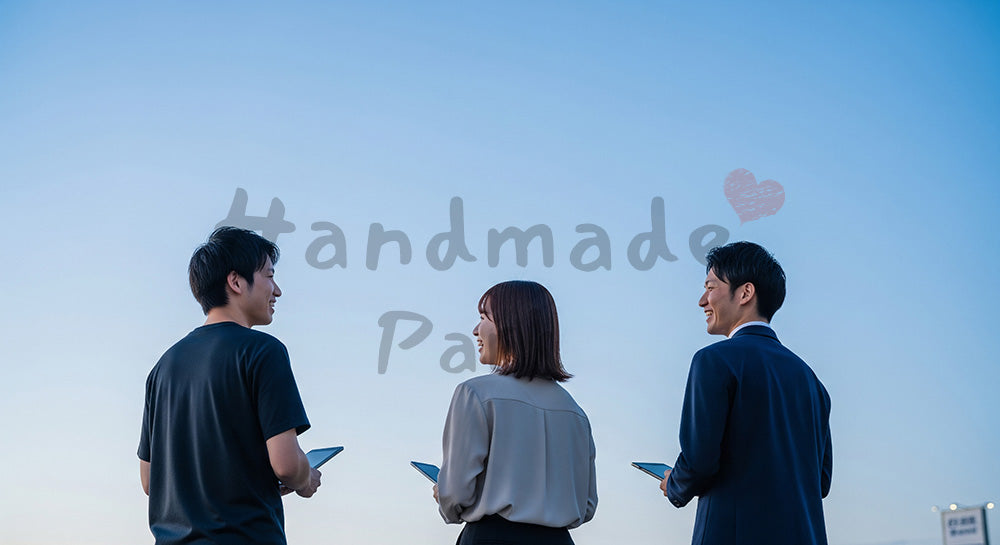 フリー素材 無料 写真｜前向きな相談とチーム感のある夕方前の青空の下で話し合う日本人同僚の後ろ姿