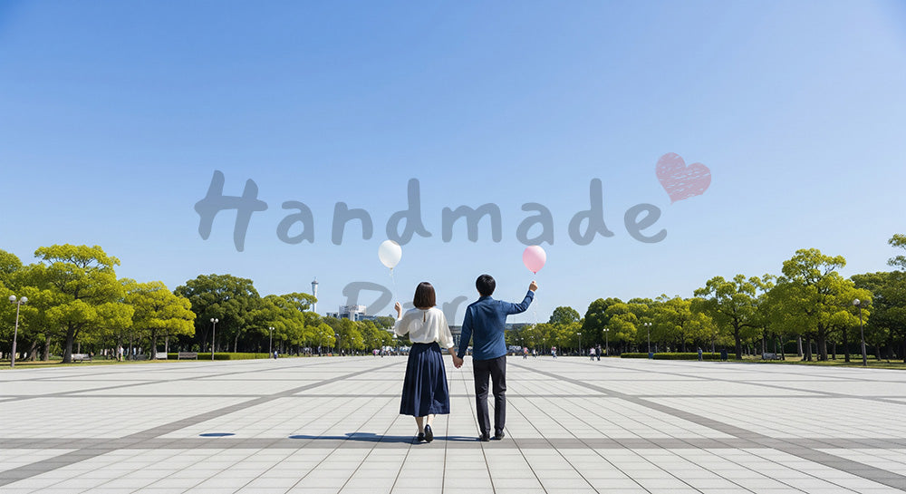 フリー素材 無料 写真｜青空と軽やかなデートの余白のある無地の風船を持つ日本人カップルの後ろ姿
