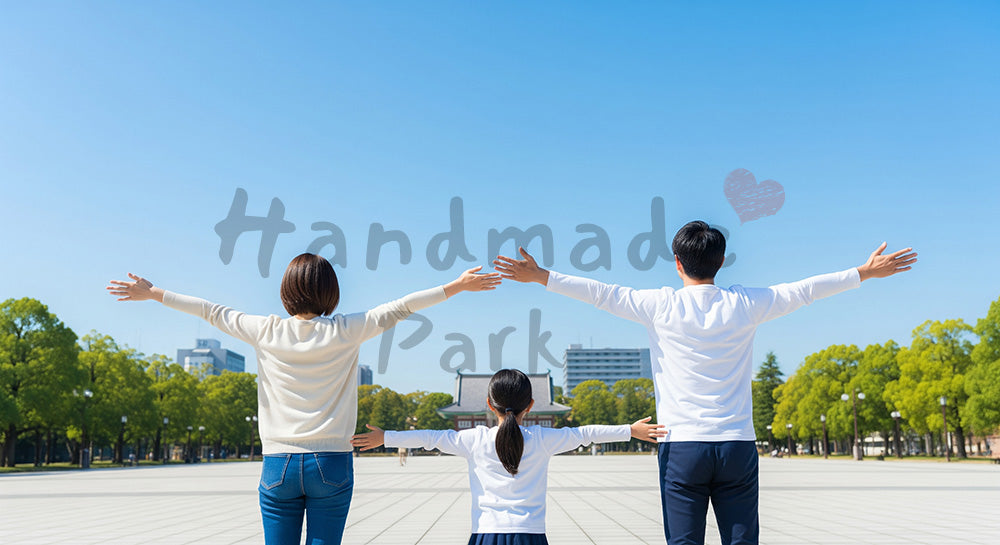 フリー素材 無料 写真｜青い空の下で深呼吸する日本人家族の後ろ姿、健康と幸せを感じる休日シーン