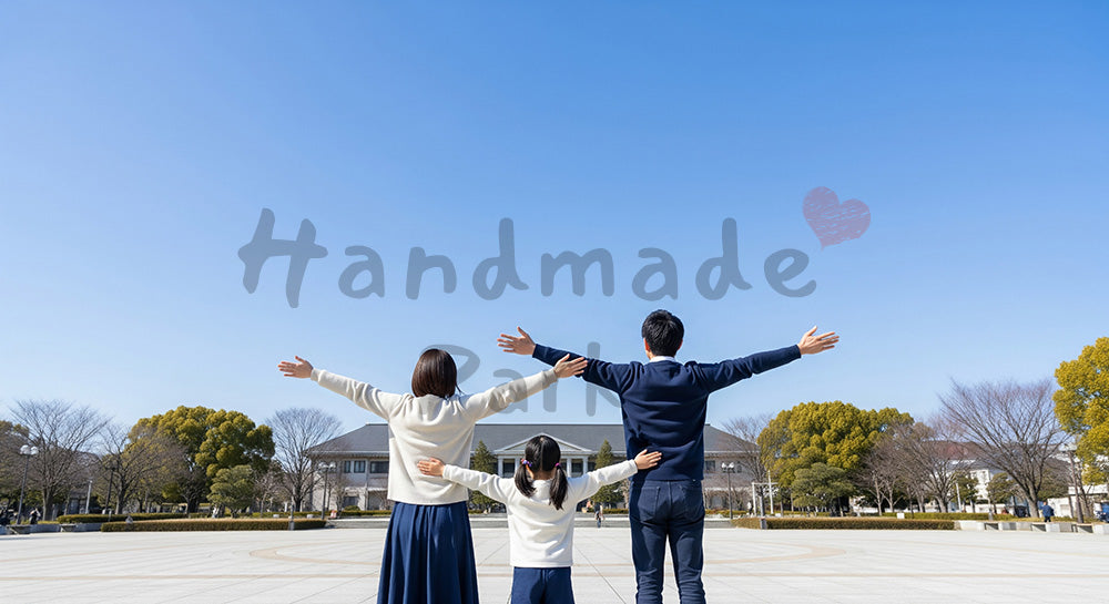 フリー素材 無料 写真｜青空の下で深呼吸する日本人家族の後ろ姿健康と幸せを感じる休日シーン