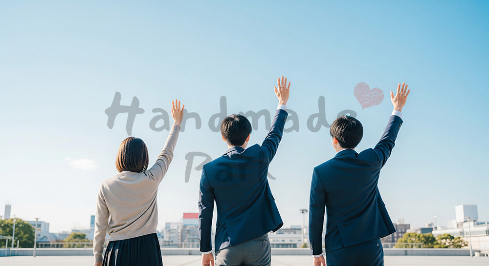 フリー素材 無料 写真｜達成感と前向きなビジネスムードのある青空の下で手を挙げる日本人同僚の後ろ姿