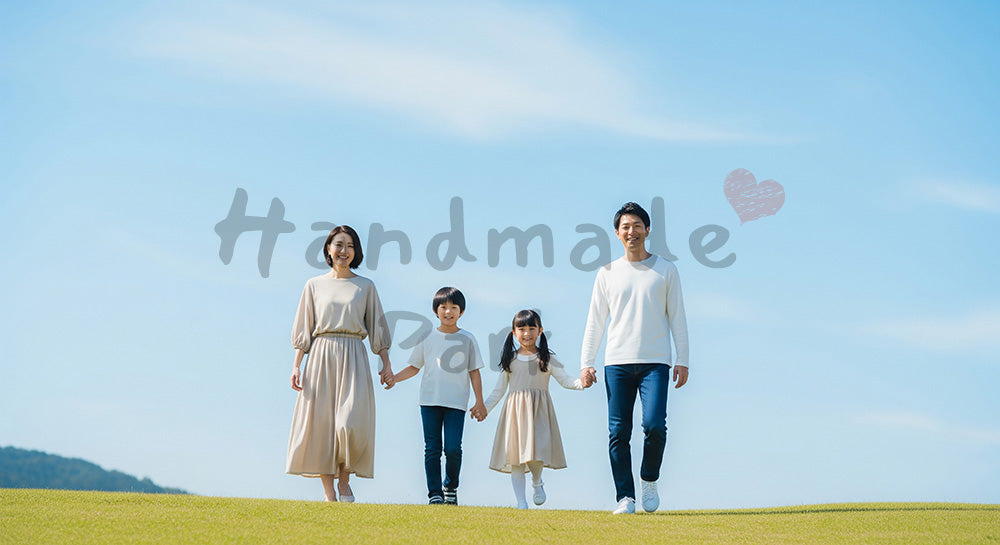 フリー素材 無料 写真｜青空の丘で微笑む日本人家族（正面） 写真背景