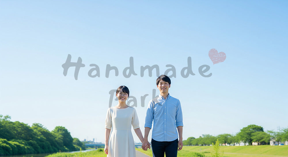 フリー素材 無料 写真｜河川敷で手をつなぐ日本人カップル（正面） 余白あり