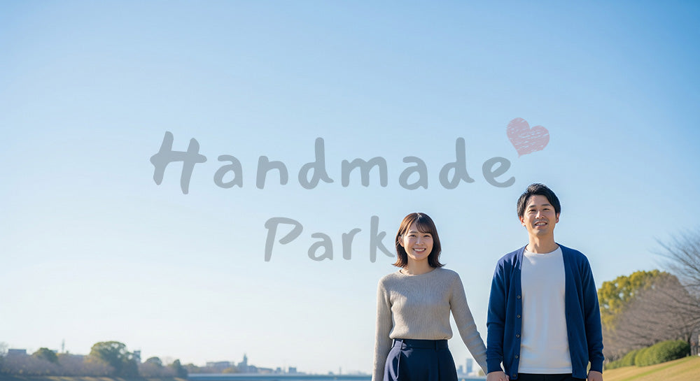フリー素材 無料 写真｜河川敷で手をつなぐ日本人カップル（正面） 背景素材