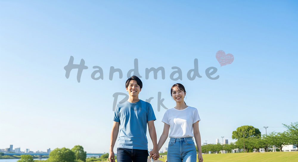 フリー素材 無料 写真｜河川敷で手をつなぐ日本人カップル（正面）