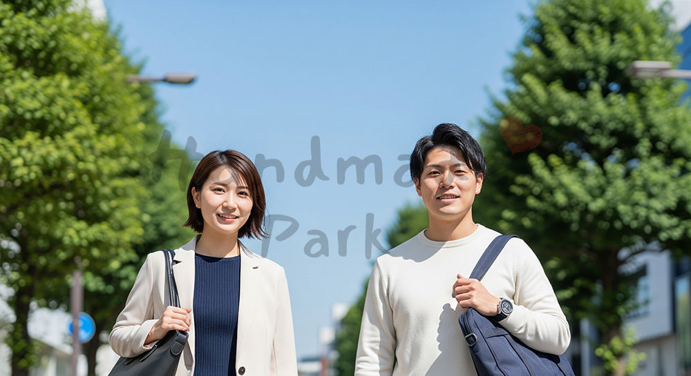 フリー素材 無料 写真｜青空の下で歩く日本人同僚（正面） 写真背景