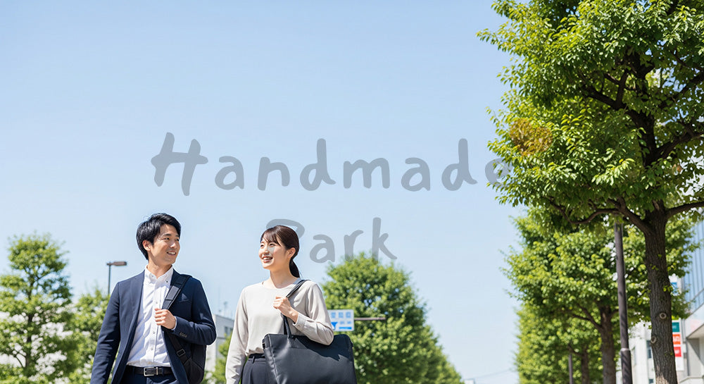 フリー素材 無料 写真｜青空の下で歩く日本人同僚（正面） 背景素材