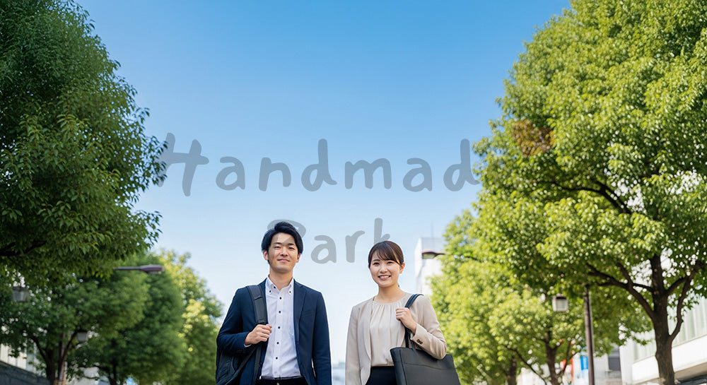 フリー素材 無料 写真｜青空の下で歩く日本人同僚（正面）
