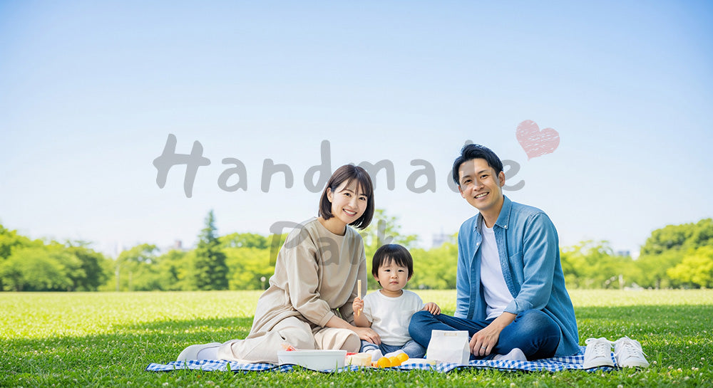 フリー素材 無料 写真｜芝生でピクニックする日本人家族（正面） 写真背景