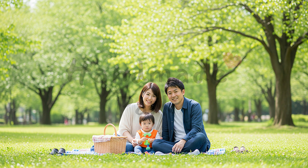 フリー素材 無料 写真｜芝生でピクニックする日本人家族（正面） 背景素材