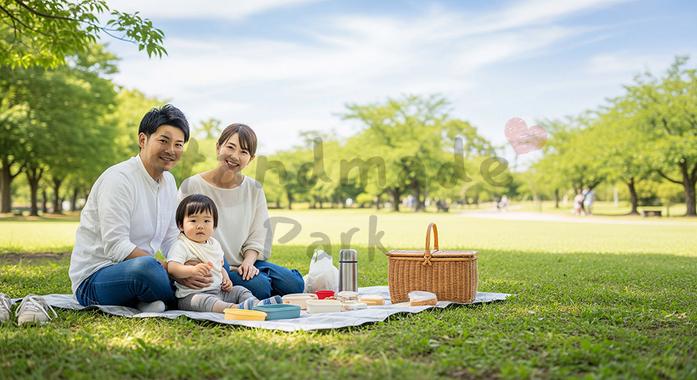 フリー素材 無料 写真｜芝生でピクニックする日本人家族（正面）