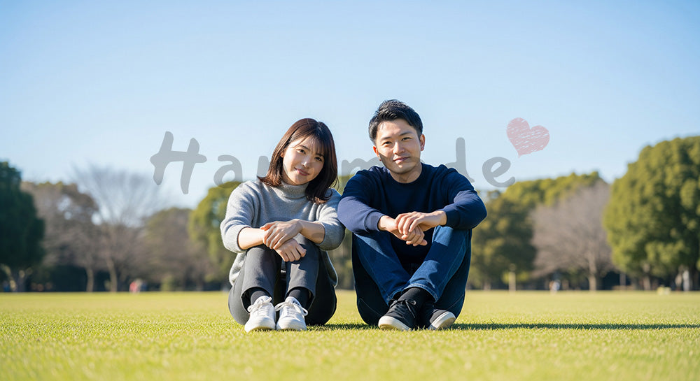 フリー素材 無料 写真｜芝生で微笑む日本人カップル（正面）