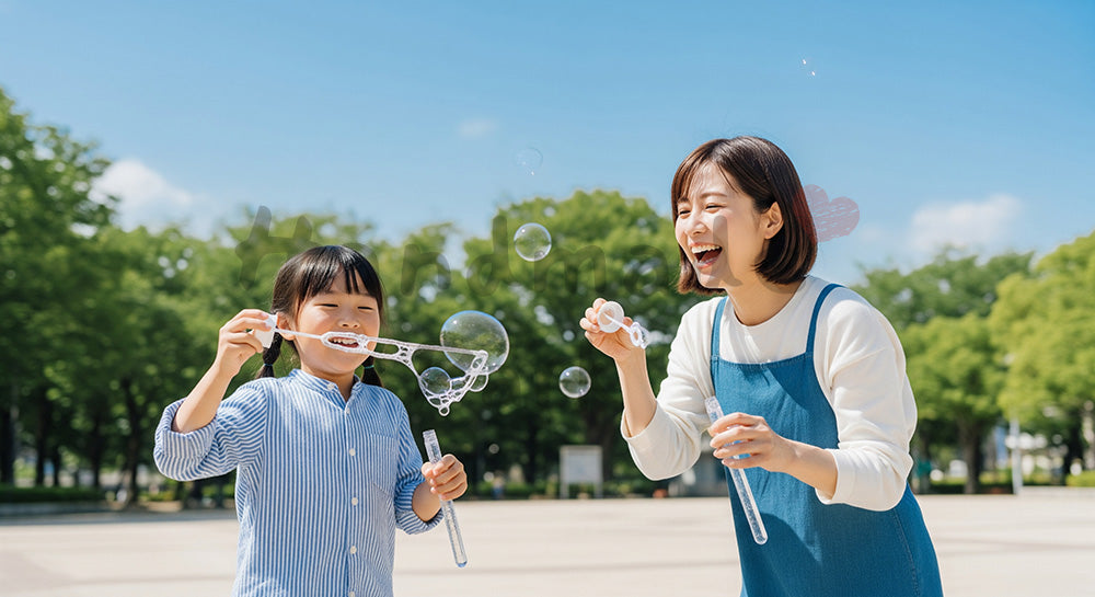 フリー素材 無料 写真｜シャボン玉で遊ぶ日本人親子（正面） 写真背景