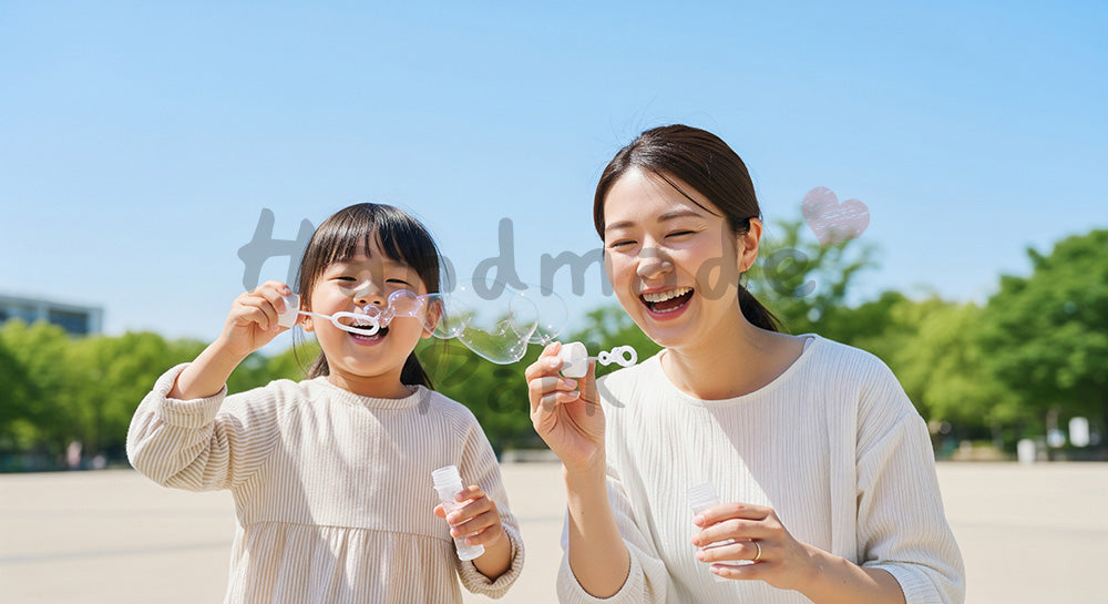 フリー素材 無料 写真｜シャボン玉で遊ぶ日本人親子（正面） 背景素材