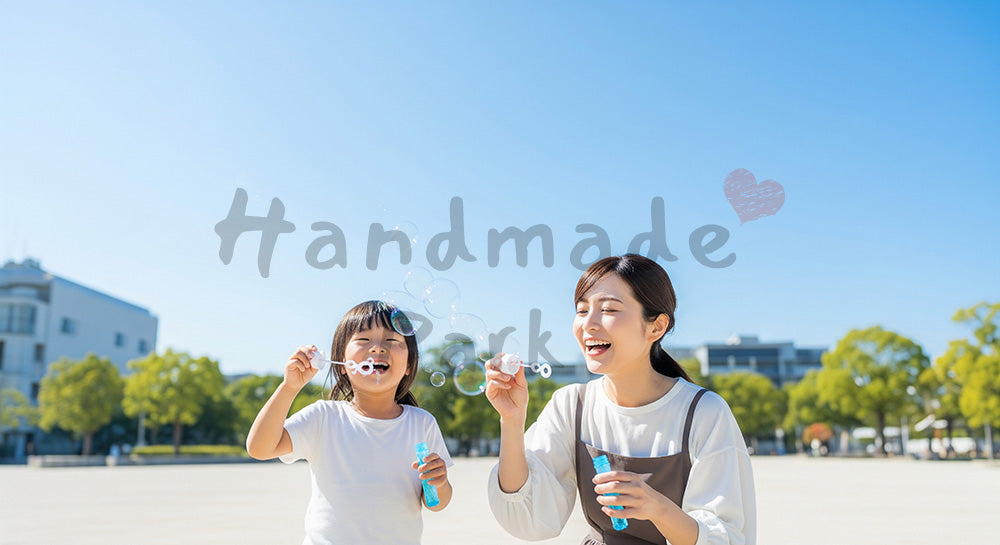 フリー素材 無料 写真｜シャボン玉で遊ぶ日本人親子（正面）