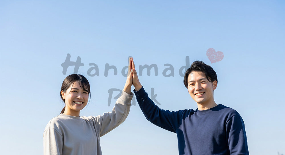 フリー素材 無料 写真｜青空の下でハイタッチする日本人同僚（正面） 写真背景