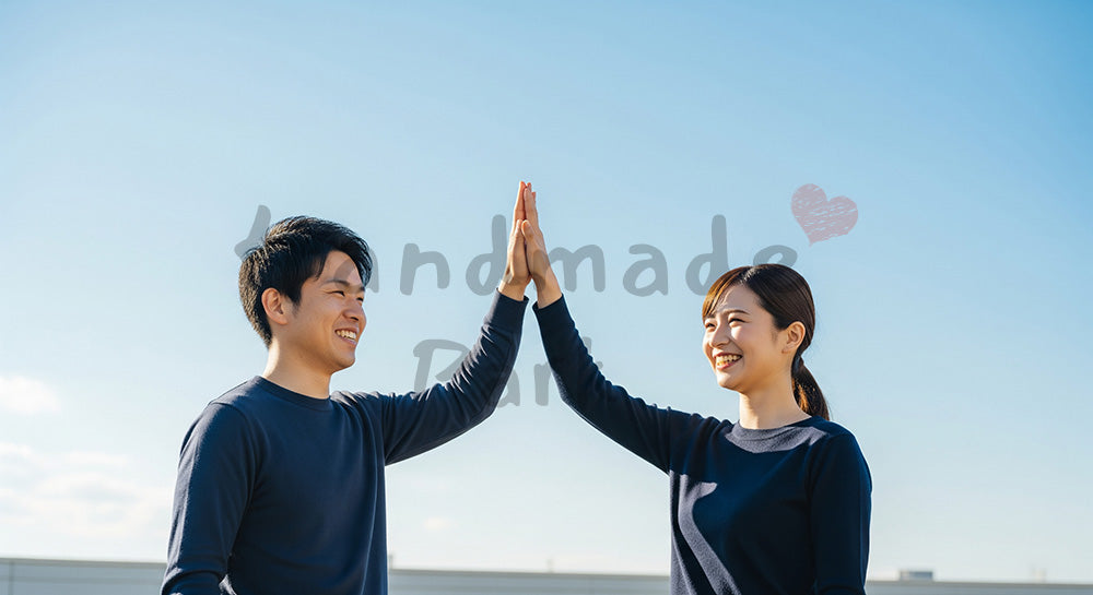 フリー素材 無料 写真｜青空の下でハイタッチする日本人同僚（正面）
