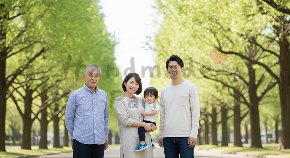 フリー素材 無料 写真｜並木道で微笑む日本人3世代家族（正面）（表現3）