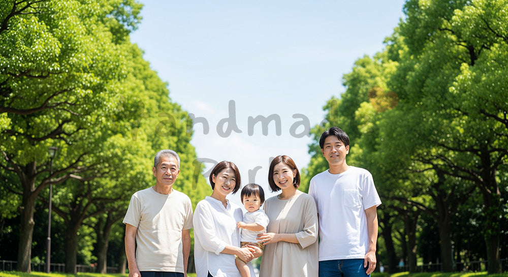 フリー素材 無料 写真｜並木道で微笑む日本人3世代家族（正面）（表現2）
