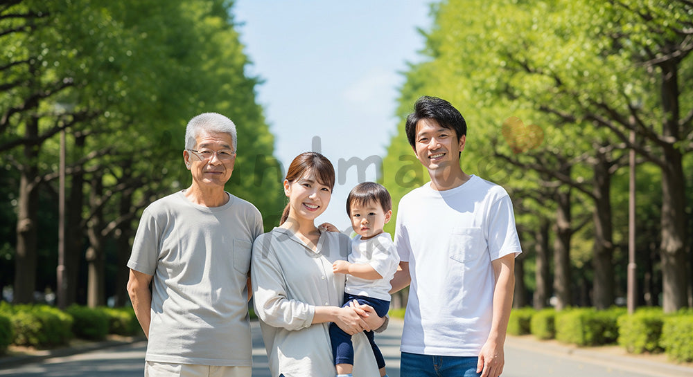 フリー素材 無料 写真｜並木道で微笑む日本人3世代家族（正面） コピースペースあり