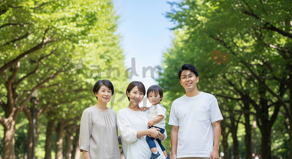 フリー素材 無料 写真｜並木道で微笑む日本人3世代家族（正面） バックグラウンド素材 背景素材