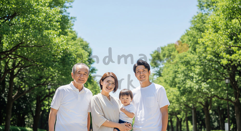 フリー素材 無料 写真｜並木道で微笑む日本人3世代家族（正面） 写真バックグラウンド 背景素材