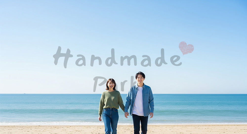 フリー素材 無料 写真｜青空と海辺で微笑む日本人カップル（正面） バックグラウンド素材 背景素材