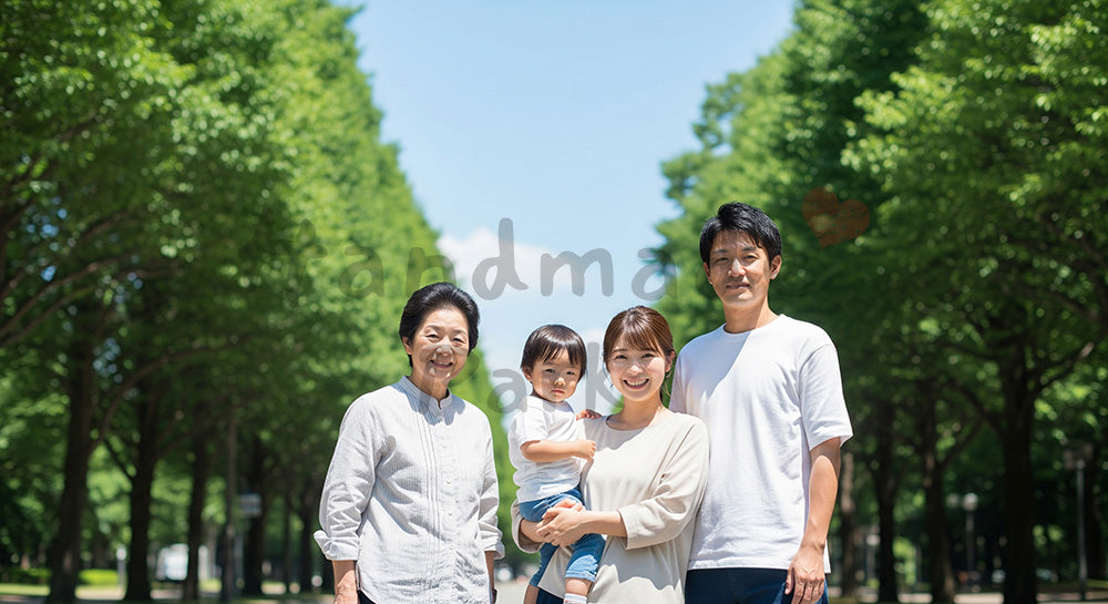 フリー素材 無料 写真｜並木道で微笑む日本人3世代家族（正面） 余白あり