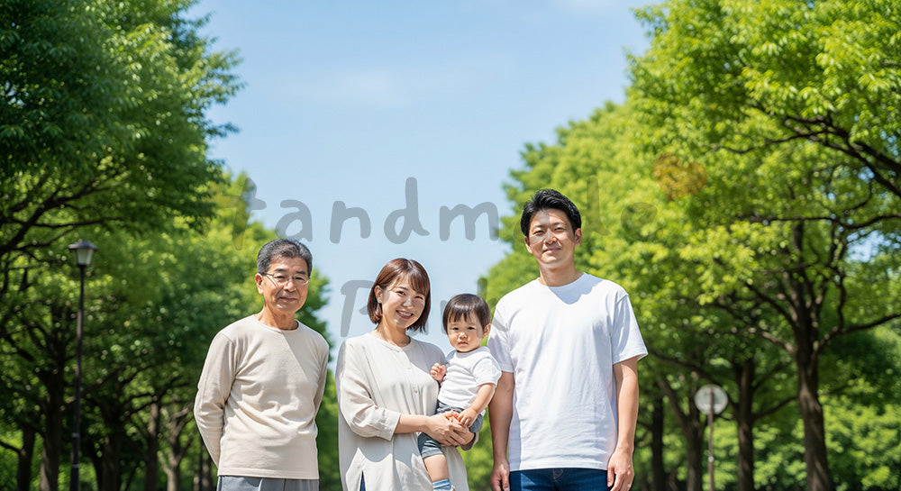 フリー素材 無料 写真｜並木道で微笑む日本人3世代家族（正面）