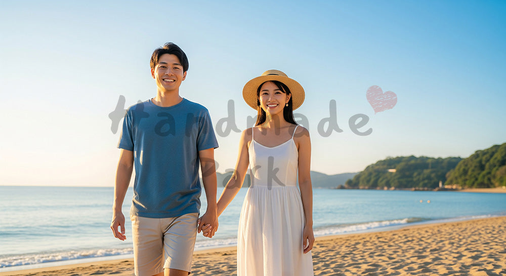 フリー素材 無料 写真｜青空と海辺で微笑む日本人カップル（正面） 写真背景