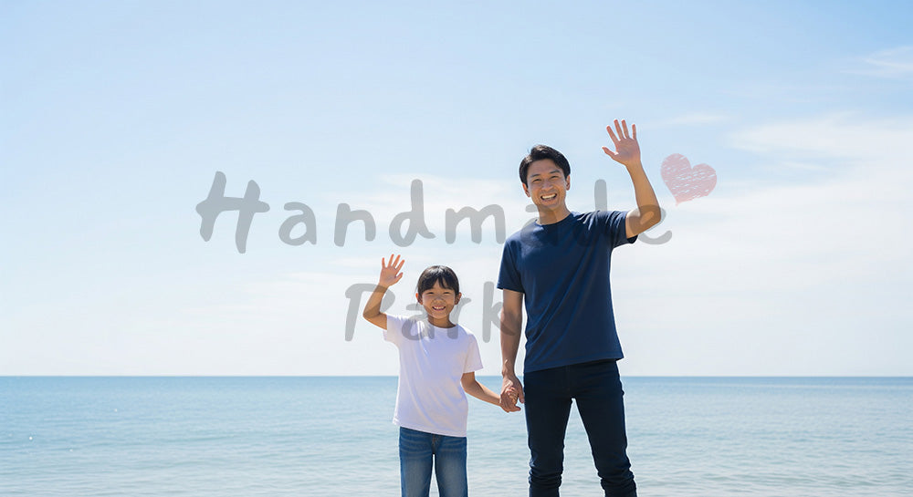 フリー素材 無料 写真｜海辺で手を振る日本人親子（正面） 余白あり