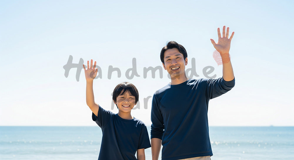 フリー素材 無料 写真｜海辺で手を振る日本人親子（正面）