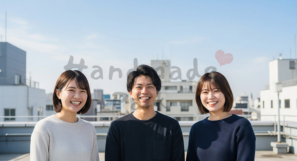 フリー素材 無料 写真｜屋上で微笑む日本人同僚（正面） 余白あり