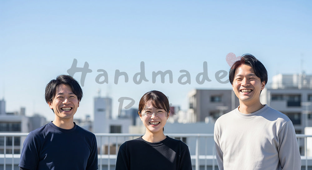フリー素材 無料 写真｜屋上で微笑む日本人同僚（正面） 背景素材