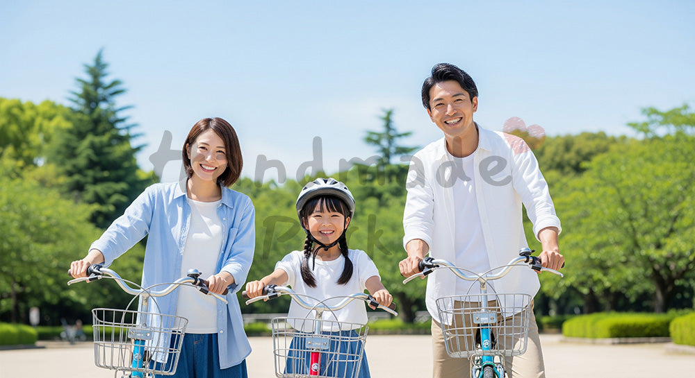 フリー素材 無料 写真｜自転車と青空の日本人家族（正面） 背景素材