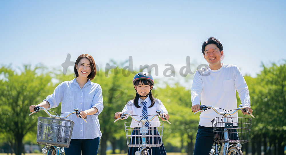 フリー素材 無料 写真｜自転車と青い空の日本人家族（正面）