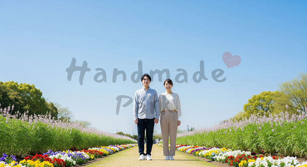 フリー素材 無料 写真｜花の小道で微笑む日本人カップル（正面） 余白あり