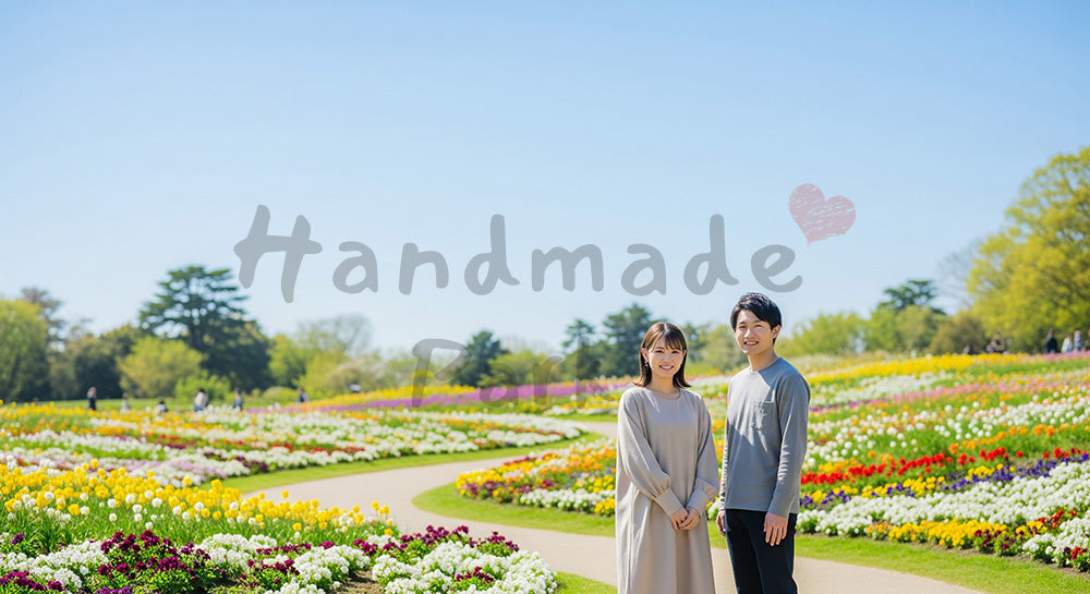 フリー素材 無料 写真｜花の小道で微笑む日本人カップル（正面） 写真背景
