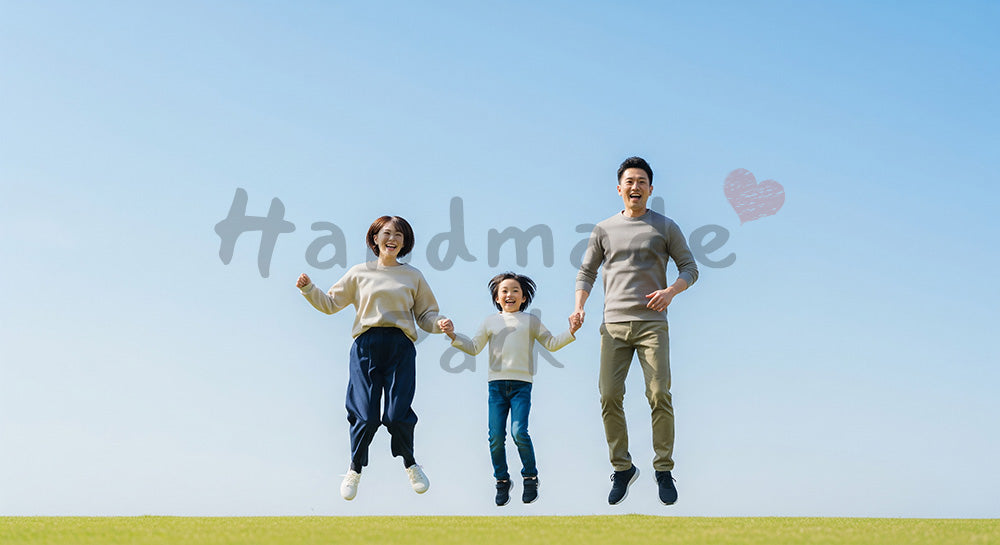フリー素材 無料 写真｜青空の下でジャンプする日本人家族（正面） 写真背景