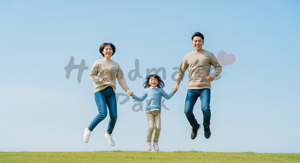 フリー素材 無料 写真｜青い空の下でジャンプする日本人家族（正面）