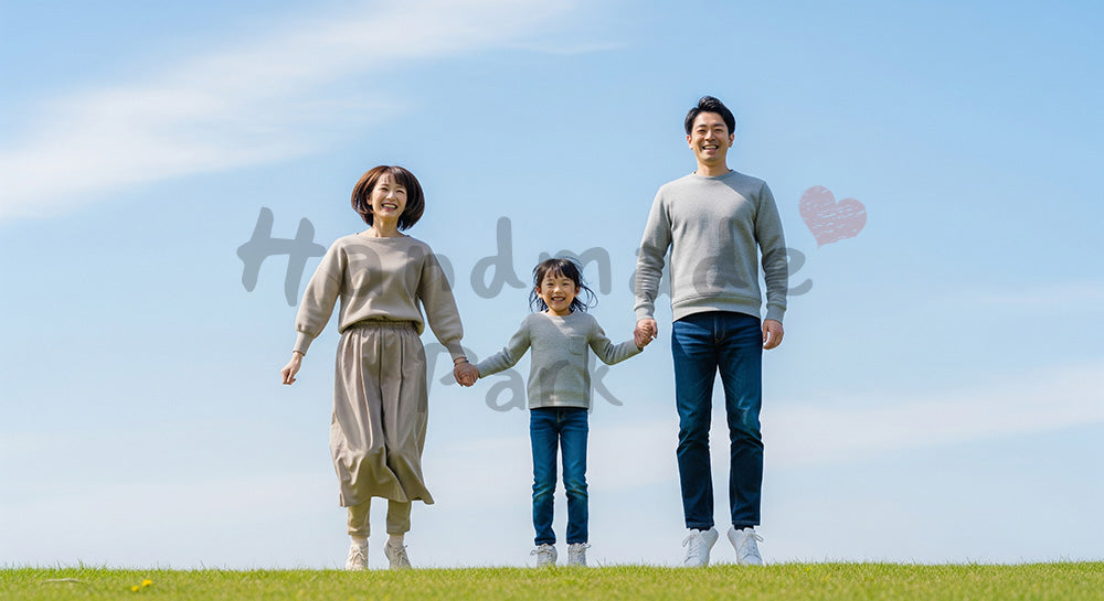 フリー素材 無料 写真｜青空の下でジャンプする日本人家族（正面）