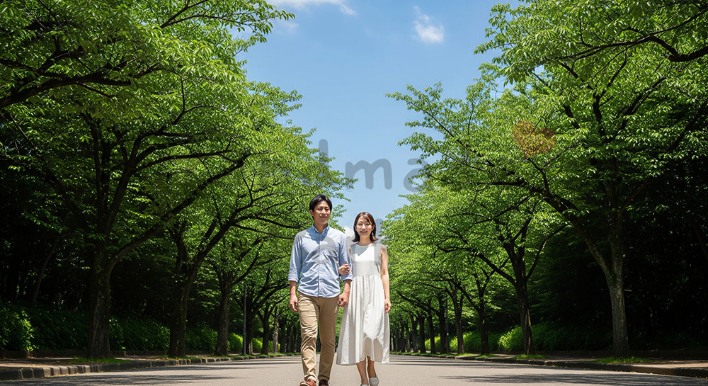 フリー素材 無料 写真｜並木道で寄り添う日本人カップル（正面） 背景素材