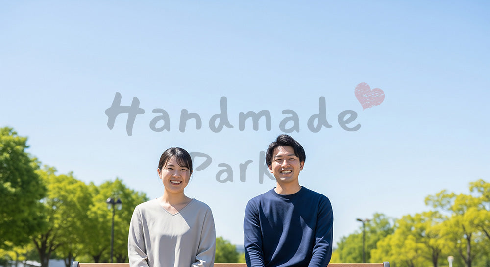 フリー素材 無料 写真｜公園ベンチで微笑む日本人同僚（正面） 空きスペースあり 背景素材