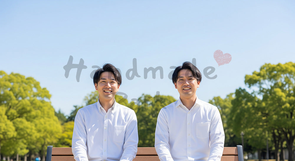 フリー素材 無料 写真｜公園ベンチで微笑む日本人同僚（正面） バックグラウンド素材 背景素材