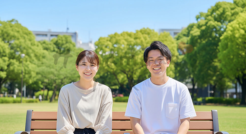 フリー素材 無料 写真｜公園ベンチで微笑む日本人同僚（正面） 背景素材