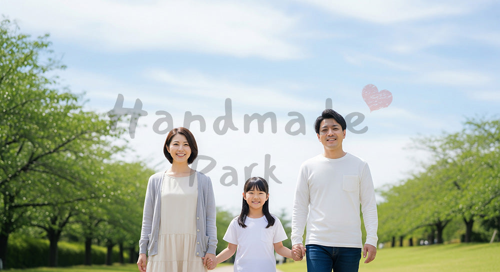 フリー素材 無料 写真｜青空の公園を歩く日本人家族（正面） バックグラウンド素材 背景素材