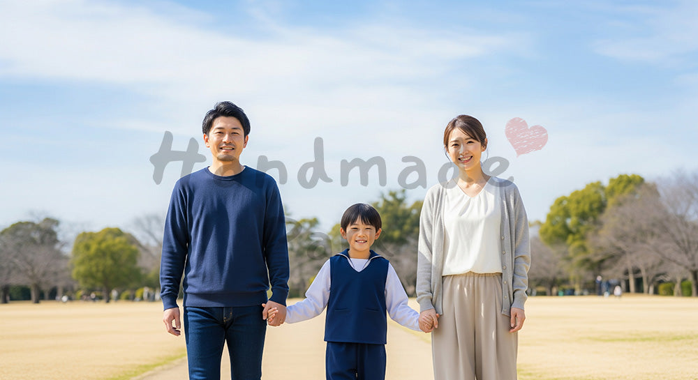 フリー素材 無料 写真｜青空の公園を歩く日本人家族（正面） 写真バックグラウンド 背景素材