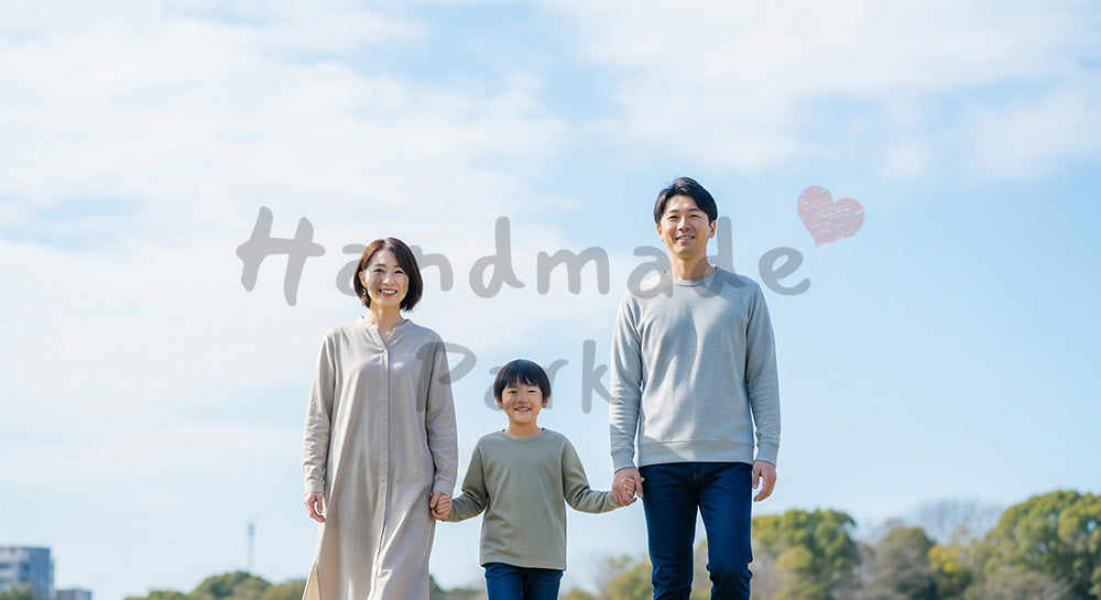 フリー素材 無料 写真｜青空の公園を歩く日本人家族（正面） 背景素材