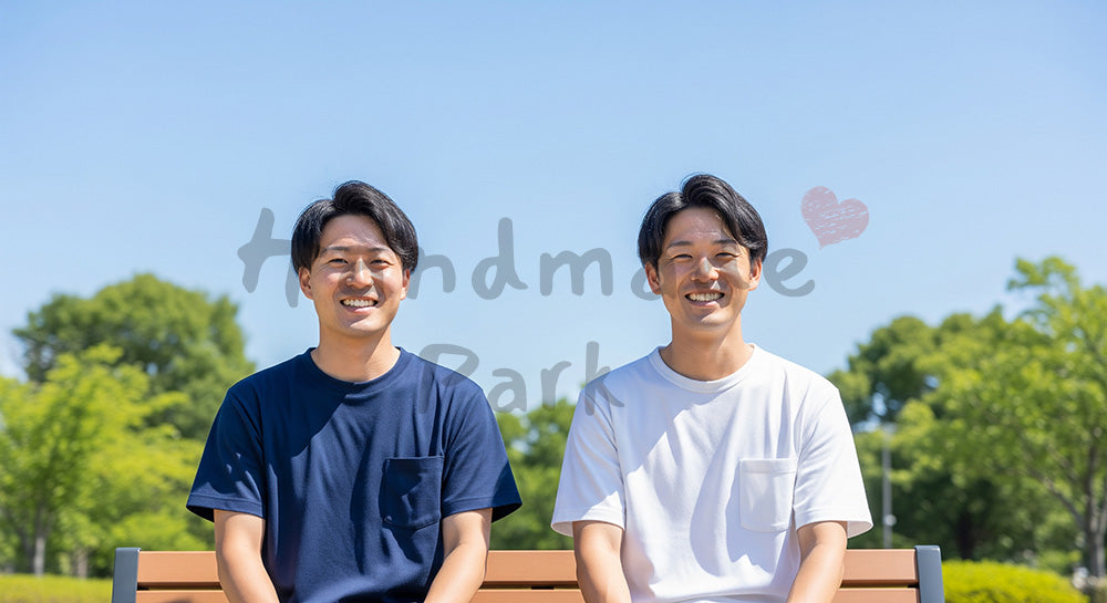 フリー素材 無料 写真｜公園ベンチで微笑む日本人同僚（正面） 背景素材